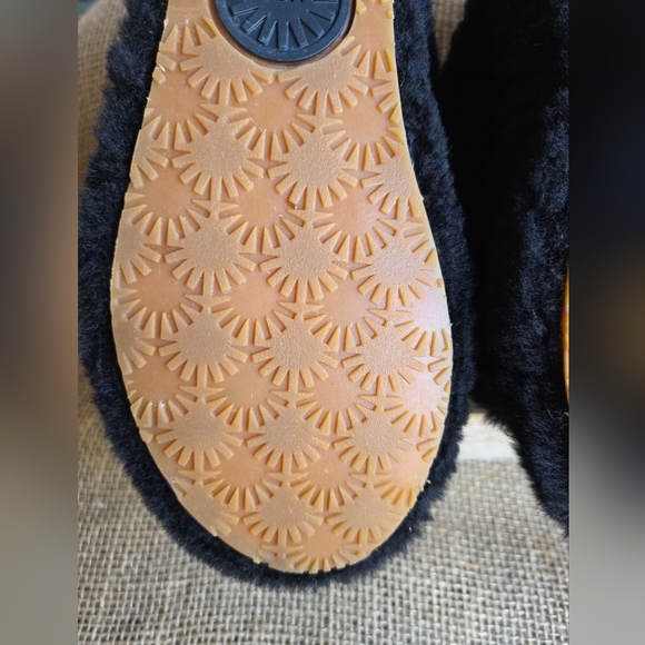 UGG Fluff Yeah Slide Black Sheepskin Womens 6 - Picture 7 of 9